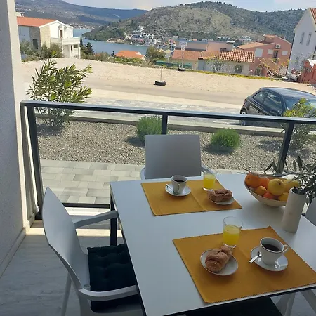 Apartman With Parking Space - 22157 *